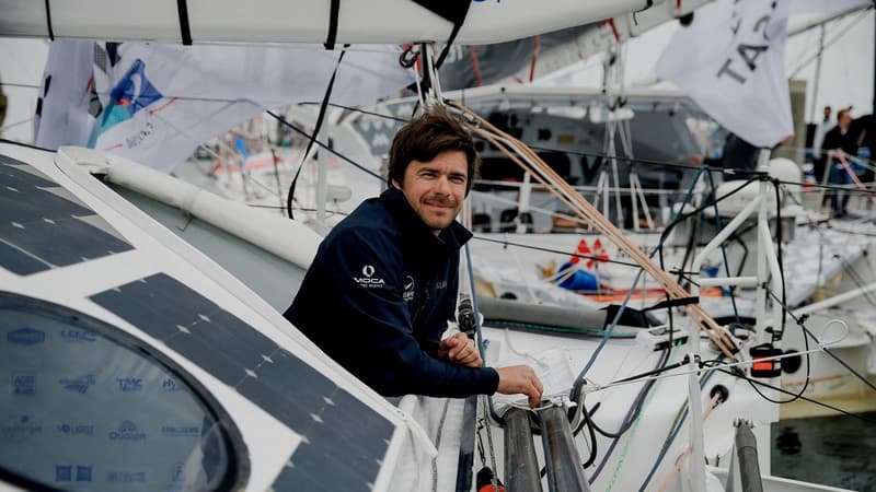 Sébastien Simon, ici le 25 avril 2024, à Lorient, partira ce dimanche 10 novembre pour son deuxième tour du monde en solitaire