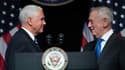 Le vice-président des États-Unis Mike Pence (à gauche), et le secrétaire à la Défense Jim Mattis (à droite) ont annoncé au Pentagone la création d'une force spatiale