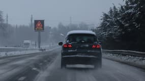 Une voiture sur l'autoroute A26 entre Calais et Arras sous la neige, le 9 janvier 2025