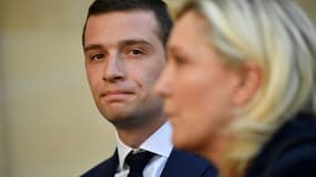 Le président par intérim Jordan Bardella (g) et la présidente du groupe RN à l'Assemblée nationale Marine Le Pen à l'hôtel Matignon à Paris, le 29 juin 2022
