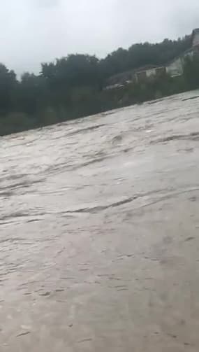 Crue de l'Ardèche après des précipitations - Témoins BFMTV