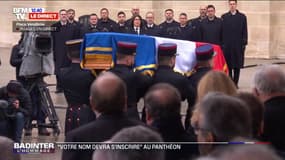 Hommage à Robert Badinter: le cercueil sort de la place Vendôme sous les applaudissements du public