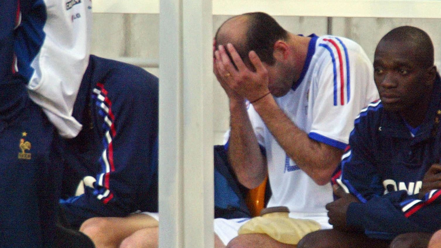 Zinédine Zidane blessé lors d'un match France-Corée du Sud avant le début de la Coupe du monde 2002, à Suwon le 26 mai 2002