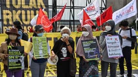 Des manifestants devant le Parlement à Jakarta, en Indonésie, dénonçant le nouveau code criminel interdisant les relations sexuelles hors-marriage.