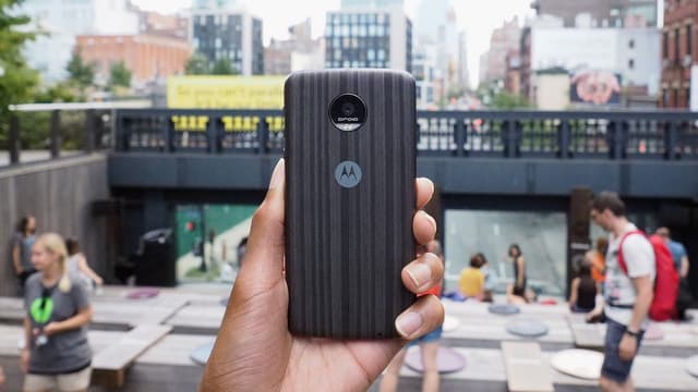 Grâce à Alexa, le service d'Amazon, le Moto Z de Motorola va trouver sa voix