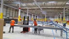 Près d'Orléans, Amazon inaugure un espace complémentaire de 13.000 mètres carrés, dédié au tri des colis avant leur expédition, adjacent à son centre de distribution de 70.000 m² existant.