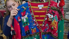 Une vendeuse présente un pull de Noël haut en couleurs, le 23 décembre 2014 à Purcellville aux Etats-Unis. 