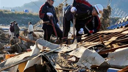 Secouritstes japonais à Yamamoto, dans la préfecture japonaise de Miyagi. La France a décidé d'envoyer des renforts, en hommes et en matériel, au Japon pour participer aux recherches des victimes du gigantesque séisme et du tsunami qui ont frappé l'archip