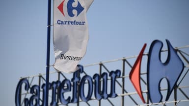 Le logo d'un magasin Carrefour, en France.