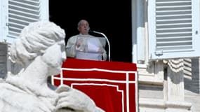 Le pape François lors de la traditionnelle prière de l'Angélus place Saint-Pierre, le 8 octobre 2023.