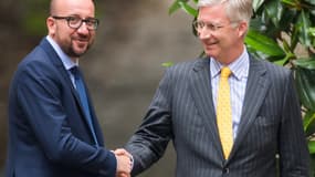 Charles Michel (à gauche) serre la main du roi Philippe de Belgique, le 26 juin 2014.