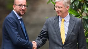 Charles Michel (à gauche) serre la main du roi Philippe de Belgique, le 26 juin 2014.