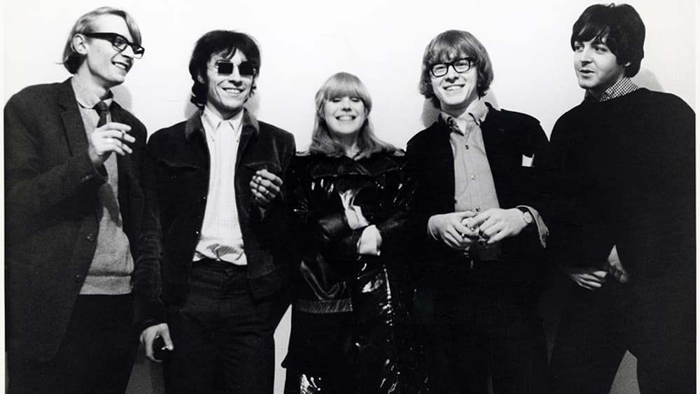 Barry Miles, John Dunbar, Marianne Faithfull, Peter Asher et Paul McCartney, à la galerie Indica, en 1965. Barry Miles, John Dunbar, Marianne Faithfull, Peter Asher et Paul McCartney, à la galerie Indica, en 1965.