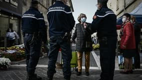 Des gendarmes à l'entrée d'un marché de plein air (photo d'illustration)