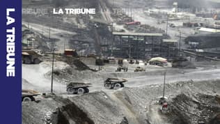Des camions sont garés dans la mine à ciel ouvert du complexe minier de cuivre et d’or Grasberg de PT Freeport, près de Timika, en Indonésie, le 19 septembre 2015.