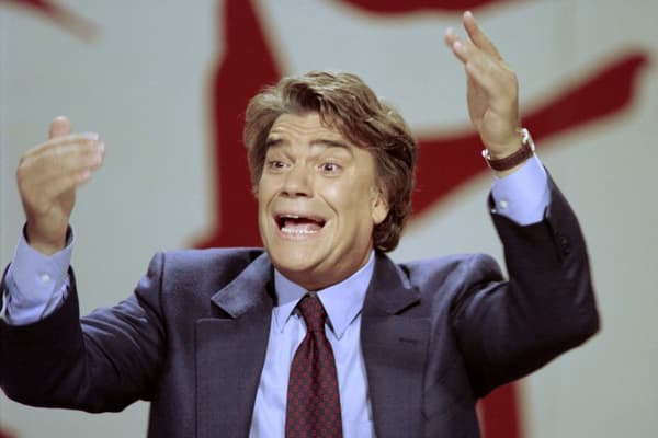 Showman. Pas encore blacklisté par les affaires judiciaires, Bernard Tapie est une figure très populaire lorsqu'il est choisi comme tête de liste MRG. Ici l'ex-ministre à L'Heure de vérité, le 10 octobre 1993. Showman. Pas encore blacklisté par les affaires judiciaires, Bernard Tapie est une figure très populaire lorsqu'il est choisi comme tête de liste MRG. Ici l'ex-ministre à L'Heure de vérité, le 10 octobre 1993.