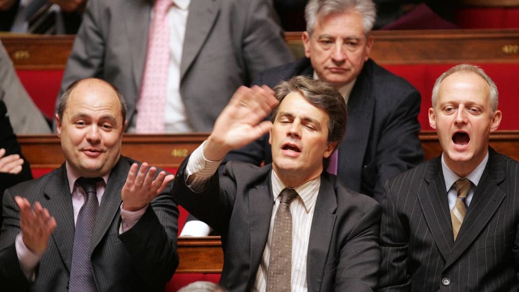 Patrick Bloche (au milieu) entouré de Bruno Le Roux et Christophe Caresche en 2009 à l'Assemblée nationale pendant le projet de loi sur l'audiovisuel public Patrick Bloche (au milieu) entouré de Bruno Le Roux et Christophe Caresche en 2009 à l'Assemblée nationale pendant le projet de loi sur l'audiovisuel public