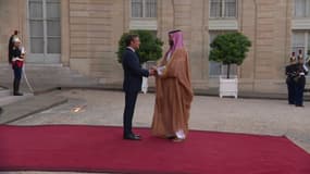 La poignée de main entre MBS et Emmanuel Macron le 28 juillet 2022