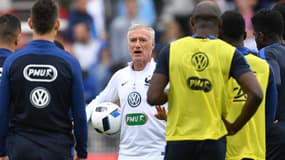 Didier Deschamps au milieu de ses joueurs