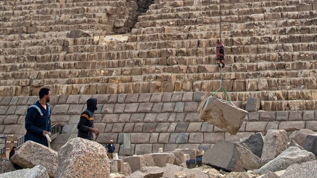 Une pierre soulevée pour être posée sur la pyramide de Mykérinos, sur le plateau de Gizeh, le 29 janvier 2024