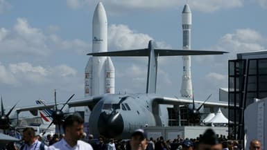 Un avion militaire Airbus A400M Grizzly et des fusées spatiales Ariane 1 (d) et Ariane 5 exposés au Salon du Bourget, le 16 juin 2025 près de Paris