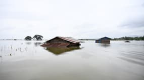 Une maison inondée en Birmanie