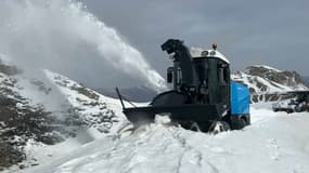 Le déneigement de la route du col de la Bonette, dans les Alpes du Sud, a commencé. 