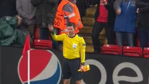 Liverpool-Roma: quand l'arbitre assistant casse son drapeau Liverpool-Roma: quand l'arbitre assistant casse son drapeau