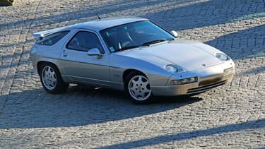 Une Porsche 928 S4GT de 1991, achetée neuve par Johnny Hallyday, sera vendue aux enchères dimanche à Paris,