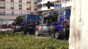 
Des camions de police postés devant le quartier de la monnaie à Romans-sur-Isère
