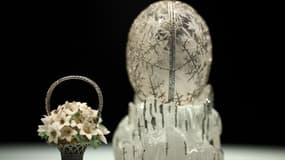 "L'œuf d'hiver" de Fabergé, commandé par l'ancien empereur russe Nicolas II comme cadeau de Pâques à sa mère en 1913, est exposé lors d'une avant-première médiatique organisée par la maison de vente aux enchères Christie's dans le centre de Londres, le 27 novembre 2025.