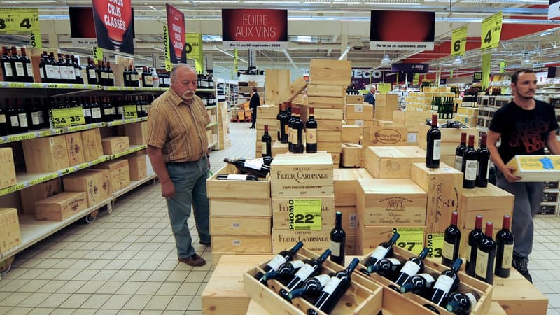 Avec l'inflation, les Français achètent un peu moins de vin en grande surface