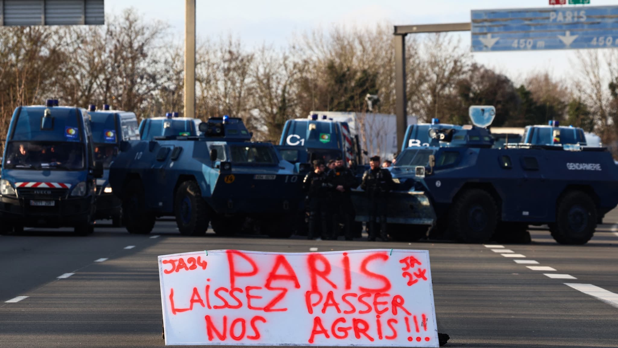 Un barrage policier à Chilly-Mazarin, dans l'Essonne, ce mercredi. 