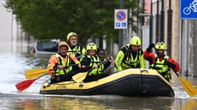 Des pompiers italiens dans la région d'Émilie-Romagne, le 18 mai 2023 