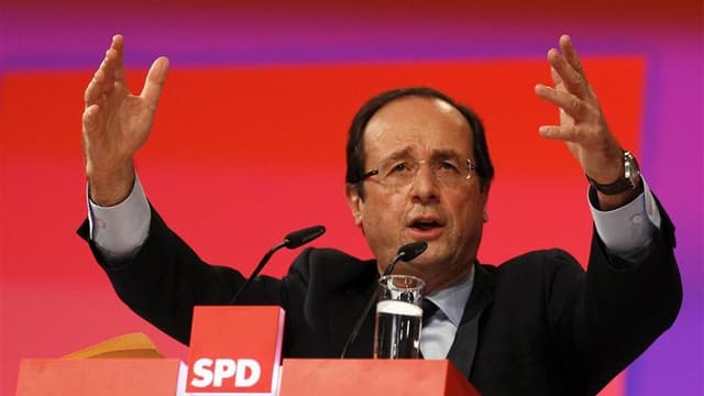 François Hollande lors de son intervention au congrès du SPD allemand, la semaine dernière. Le candidat socialiste à la présidentielle a déclaré lundi qu'il renégocierait le traité sur lequel se sont mis d'accord 26 des 27 pays de l'UE, estimant notamment