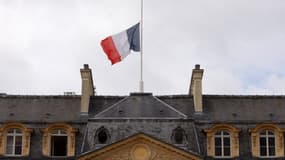 Le drapeau en berne de l'Élysée le 9 septembre 2022