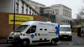 Une ambulance quitte l'hôpital de Dunkerque, le 12 mars 2021