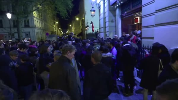 Des soutiens de Jean-Luc Mélenchon devant le Cirque d'hiver dans le 11e arrondissement de Paris. 