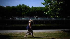 Une femme portant un chapeau pour se protéger du soleil à Nantes, le jeudi 19 juin 2025.