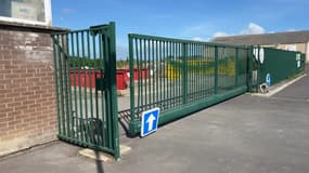 L'entrée des bâtiments municipaux de Grand-Fort-Philippe (Nord), cambriolés dans la nuit du 5 au 6 août.