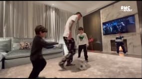 Session foot de salon entre Messi et ses enfants (avec un gros tacle)