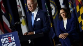 Kamala Harris écoute Joe Biden, candidat démocrate à la présidentielle américaine dont elle est la colistière, le 12 août 2020 à Wilmington, dans le Delaware