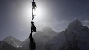 Le massif de l'Everest vu depuis Kalapatta, au Népal. Un lycéen britannique de 16 ans est devenu le plus jeune alpiniste à réussir l'ascension des sept plus hauts sommets de la planète en se hissant jeudi sur le "toit du monde". /Photo prise le 4 mai 2011