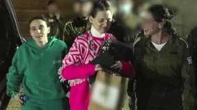 Emily Damari et Doron Steinbrecher, prises en otage par le Hamas le 7 octobre 2023, en Israël lors de leur libération le 19 janvier 2025