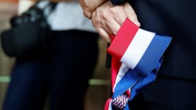 Un maire tient son écharpe d'élu, le 6 juin 2025 à Fontainebleau