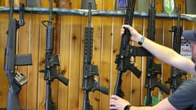 Des fusils semi-automatiques AR-15, comme celui utilisé pendant la fusillade de Parkland, le 15 février 2018 dans un magasin en Utah. 