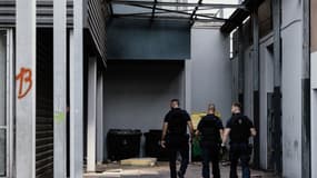 Des CRS inspectent un bâtiment à Echirolles, près de Grenoble, le 21 août 2024
