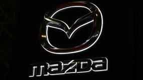 Le logo du constructeur automobile Mazda au salon de l'auto à Tokyo, le 12 janvier 2020