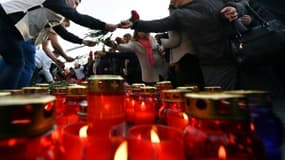 A Moscou le 6 avril 2017, des Russes posent des fleurs en hommage aux victimes de l'attaque du métro de Saint-Pétersbourg