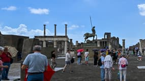 Des visiteurs visitent le parc archéologique de Pompéi, près de Naples, dans le sud de l'Italie, le 9 juin 2022.